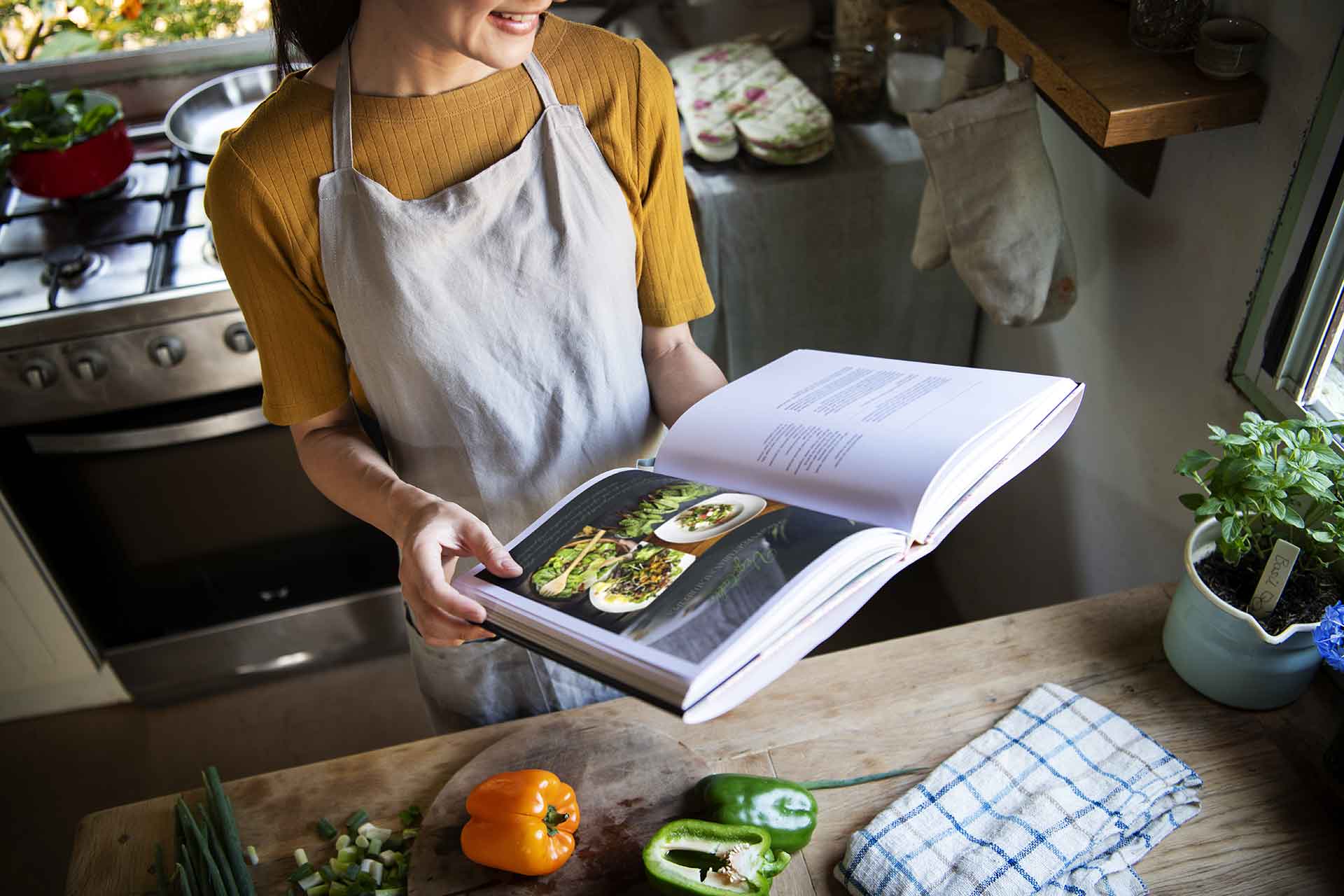 vrouw die kookboek leest